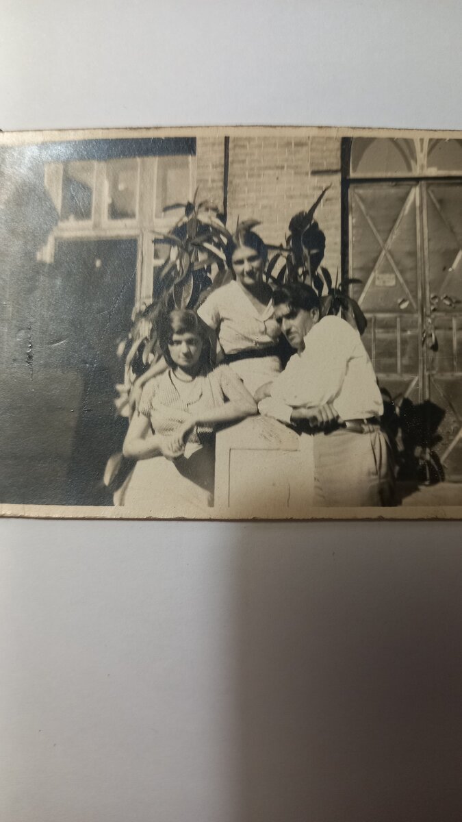 Ашот Татосович Тер-Акопов, сын Татоса Григорьевича. На снимке с моими сестрами Ниной и Еленой Давыдовыми и Тамарой Нерсесовой
