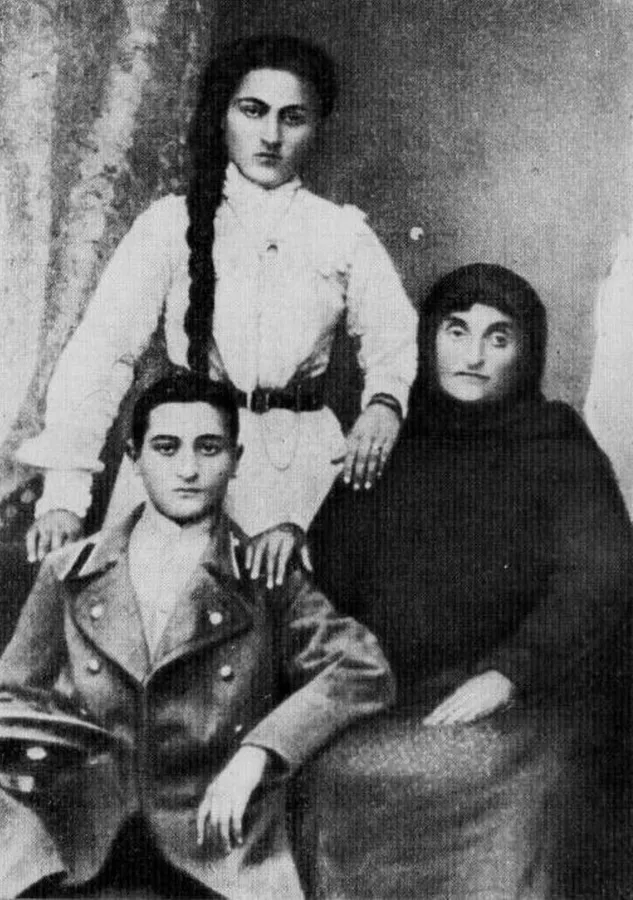 Ефрем Эшба и его мать Марта Зурабовна и сестра Чочо. Сухум 1905 год © Foto / из книги Г. А. Дзидзария "Ефрем Эшба" /