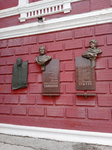 на стене театра