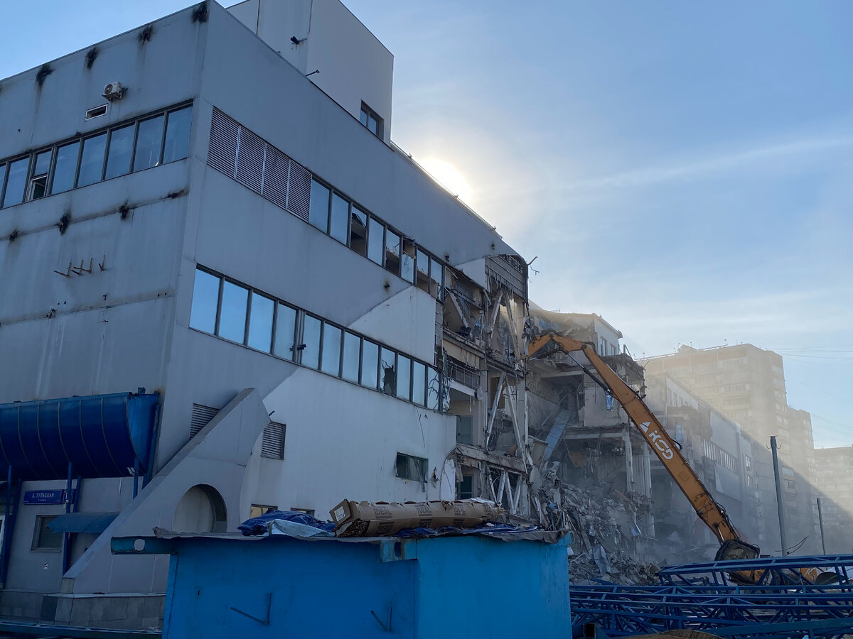 Демонтажные работы основного здания бизнес центра