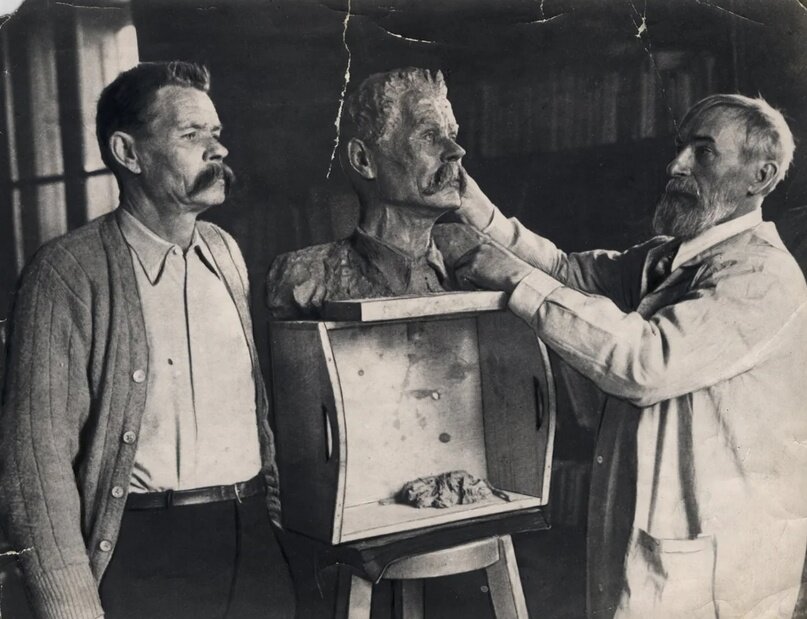 Скульптор Сергей Коненков работает над портретом Максима Горького. 1928 г.