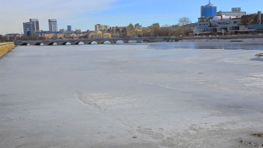 Сверху вода, снизу вода, посредине — прослойка льда. Фото: УБЖ Челябинска.