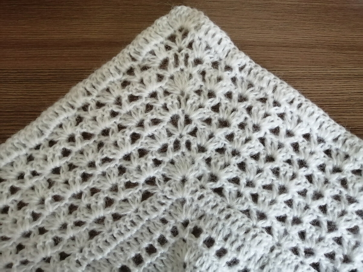 Очень люблю делать фото процесса вязания какой либо вещи. белая шаль не исключение.