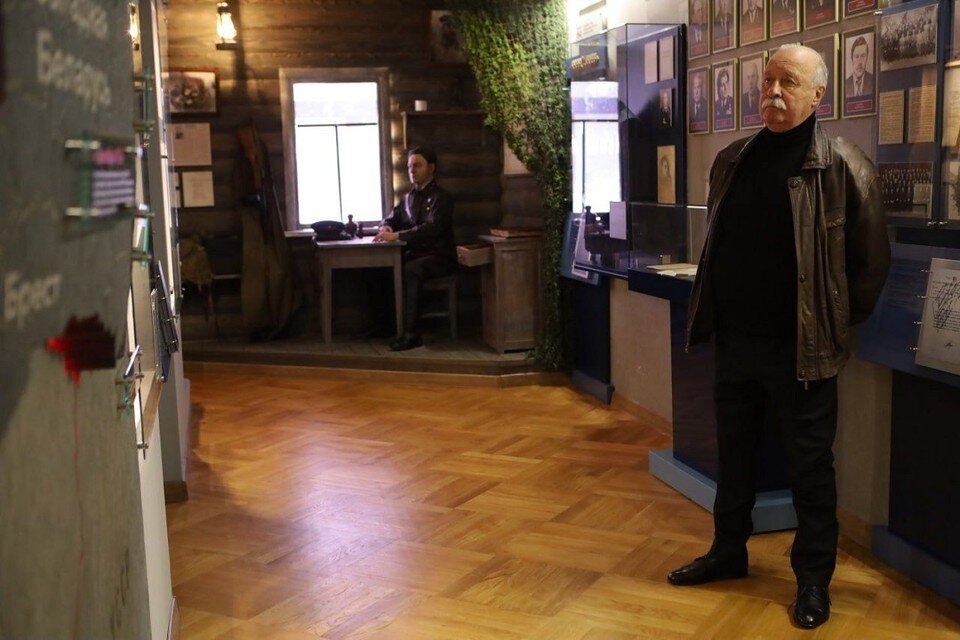     Леонид Якубович в музейной экспозиции Генпрокуратуры Беларуси. Фото: телеграм-канал Генпрокуратуры Беларуси