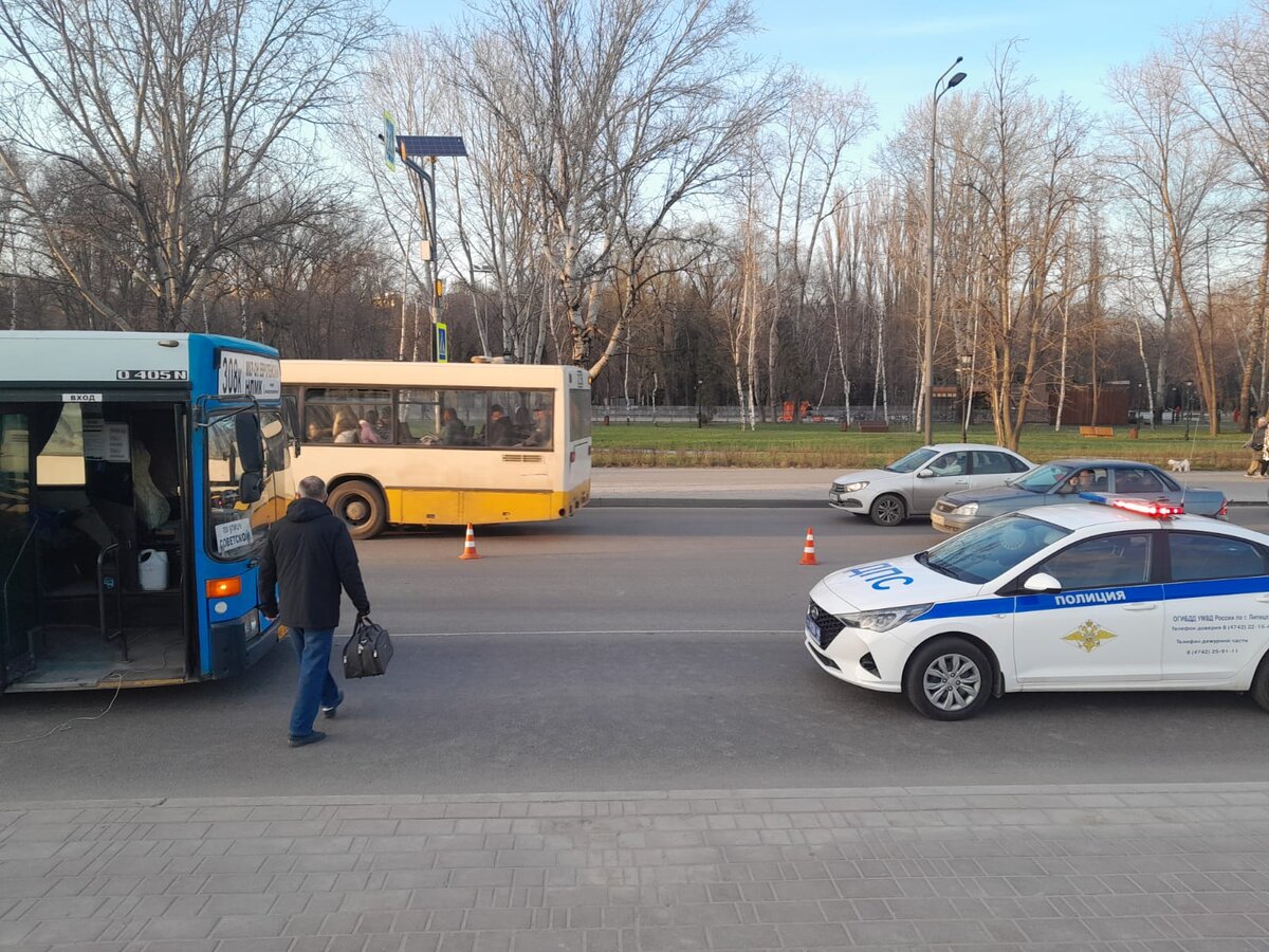 водитель ведет автобус а корабль