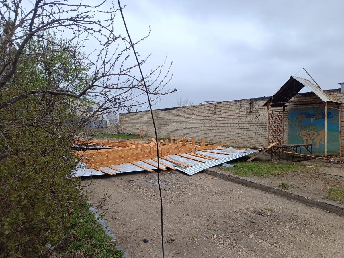 В Вольске у пятиэтажки снесло крышу | Вольск.ру | Дзен