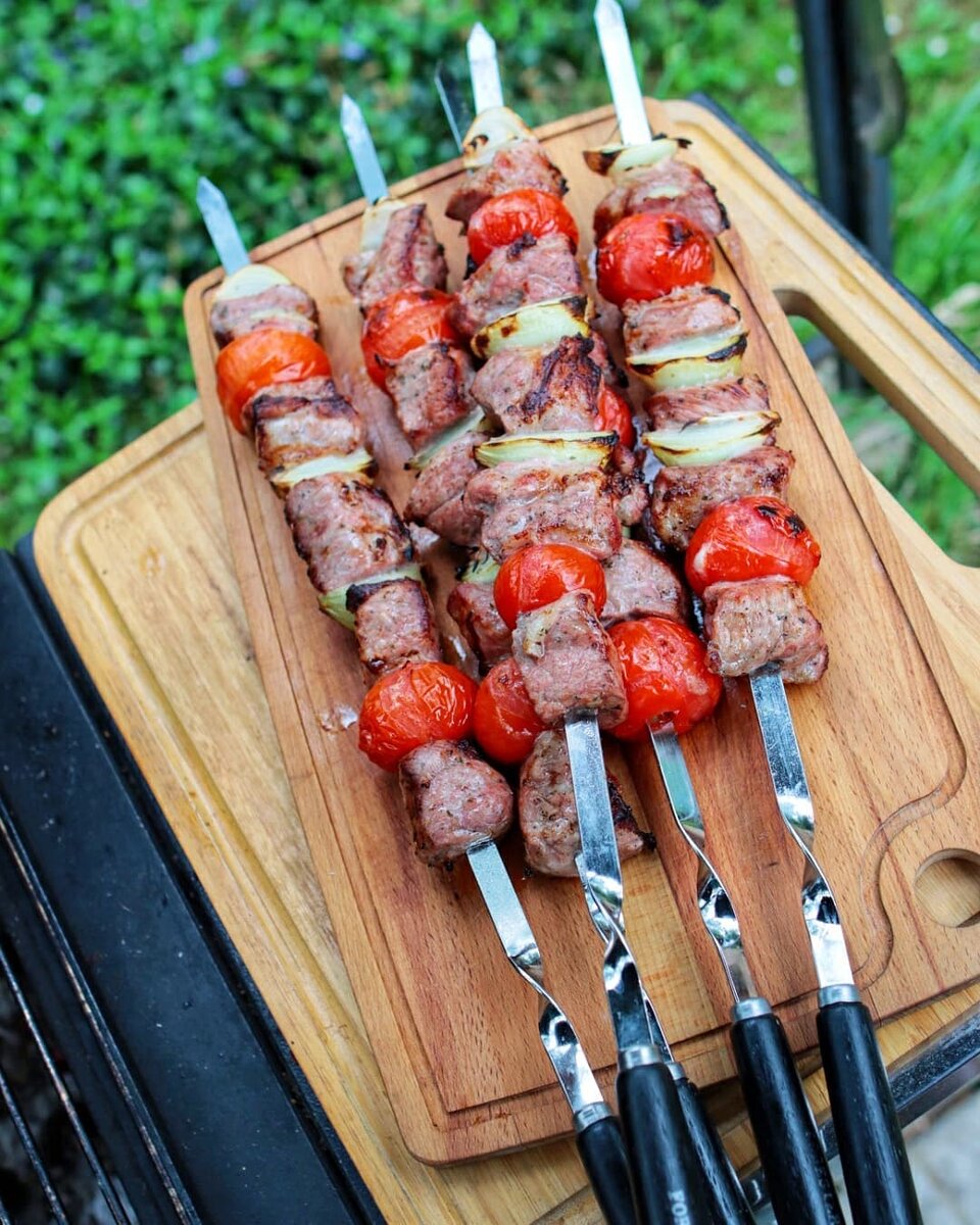 Шашлык из свинины с луком и помидорами 🍅. Красивый шашлык для подачи прямо на  шампурах ! | MaxFoodGrill | Дзен