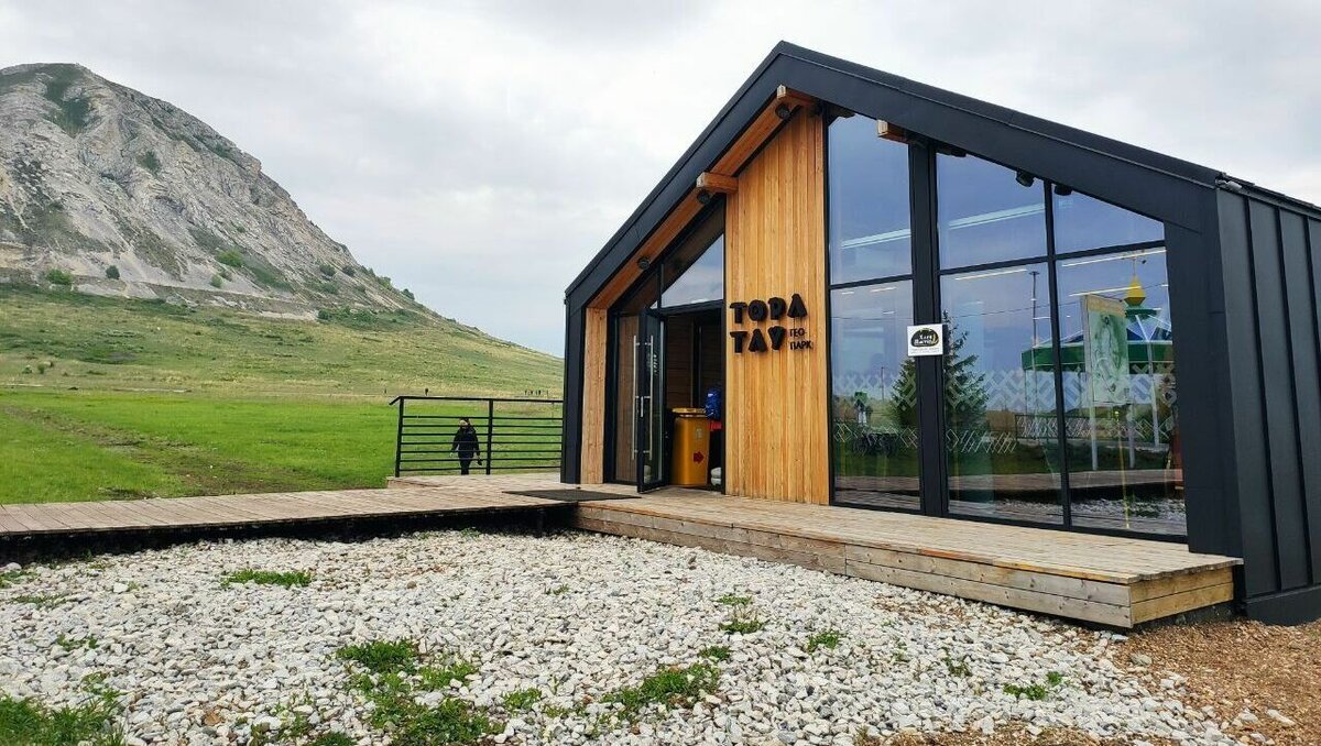     В начале мая на склоне шихана Торатау запустили лестницу для комфортного и безопасного подъема на вершину. Мы съездили туда и прошли ее всю, чтобы показать вам, как она выглядит, и рассказать, стоит ли туда ехать.