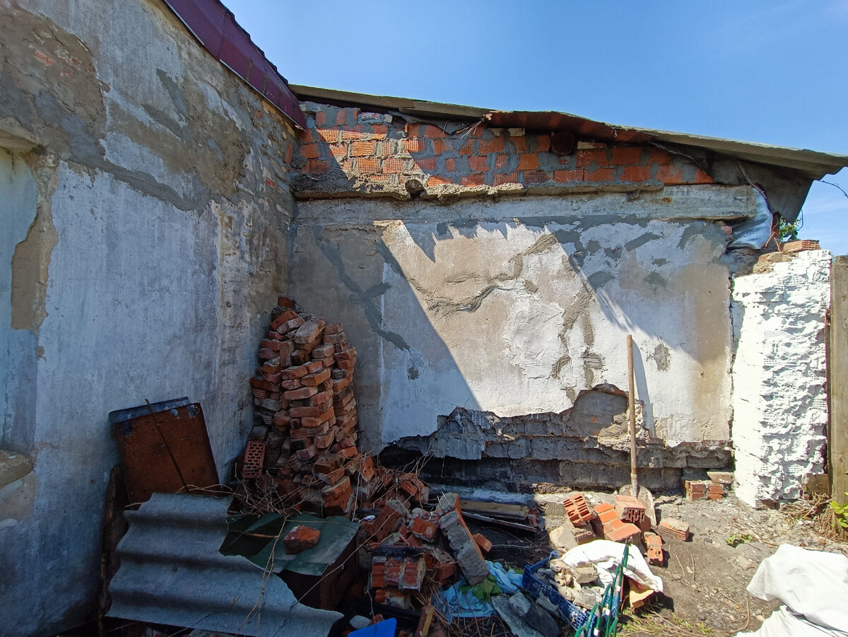 Стена частично сделана из шлакоблока, частично развалившегося со временем в труху 