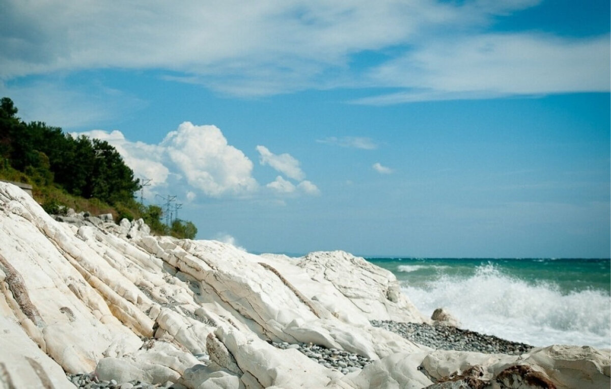 Пляж во время небольшого шторма