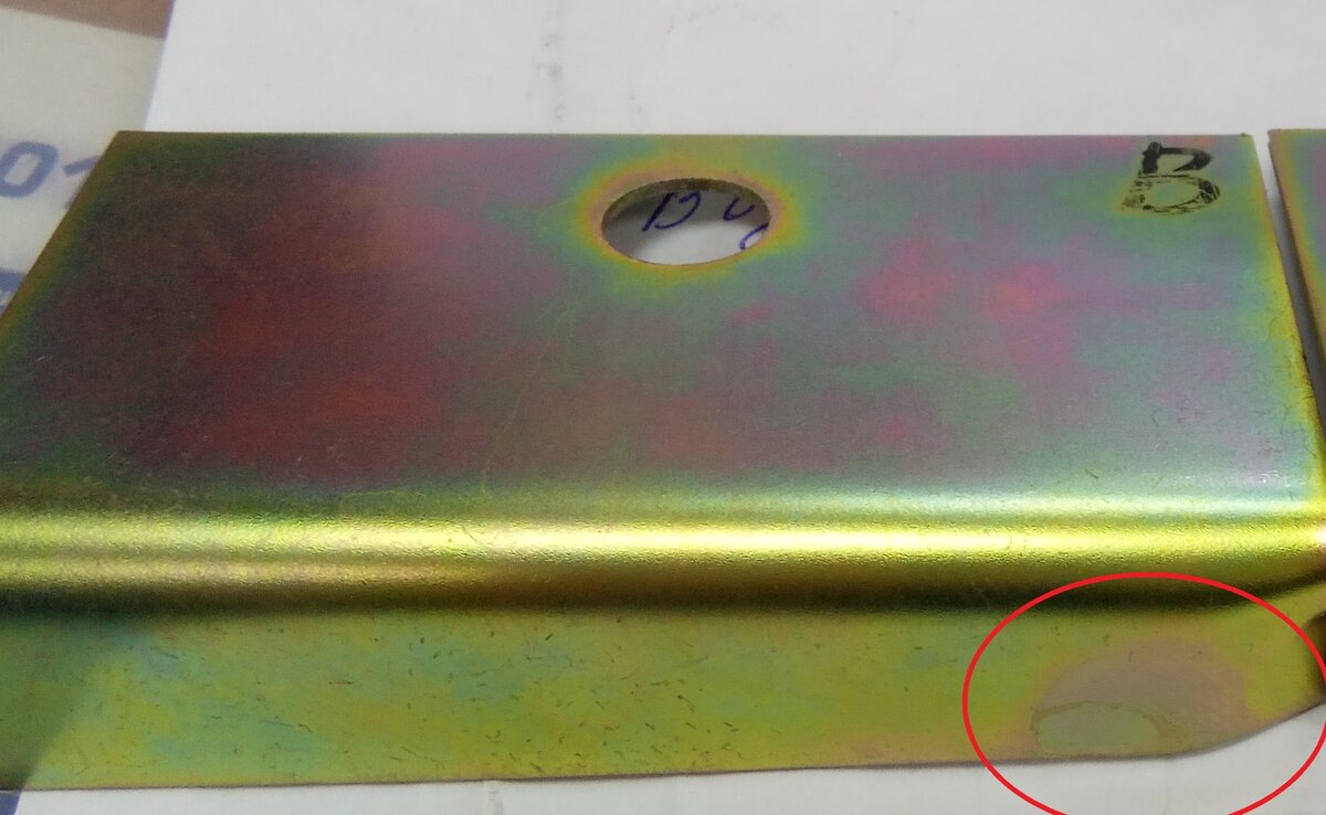 Образец без дефекта. Аналогичная деталь, аналогичным образом висела на подвесках, но после пассивации промывалась в водопроводной воде.