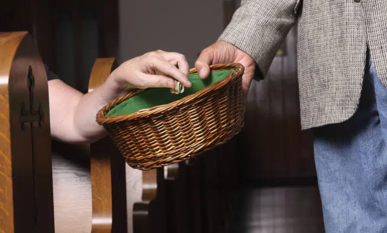 Источник: https://tbn-tv.com/wp-content/uploads/2019/08/tithing-in-the-house-of-god-21-680x400.jpg