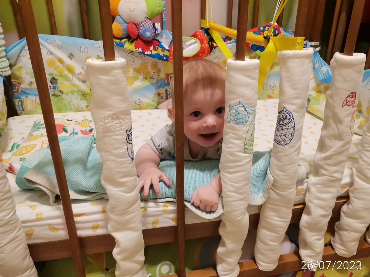 Перед ночным сном. Наблюдает, что делает сестра. 😃