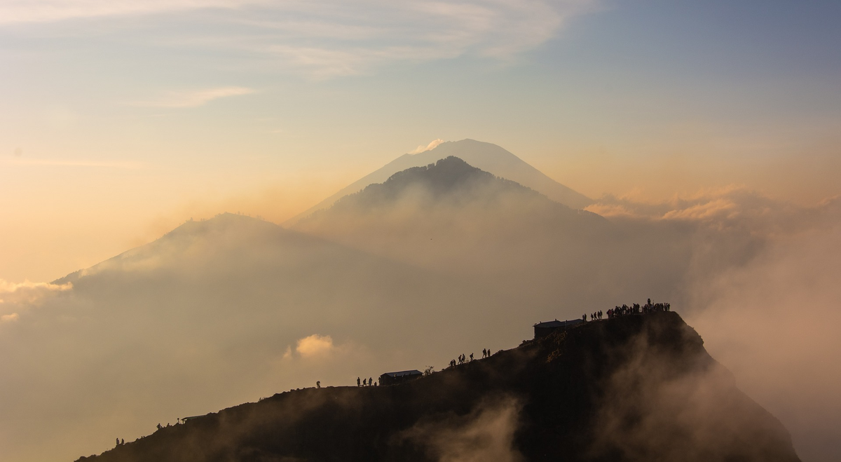 В Индонезию мало кто целенаправленно едет ради горного туризма. И зря, ведь именно в этой стране самая большая концентрация вулканов в мире — около 400.-4