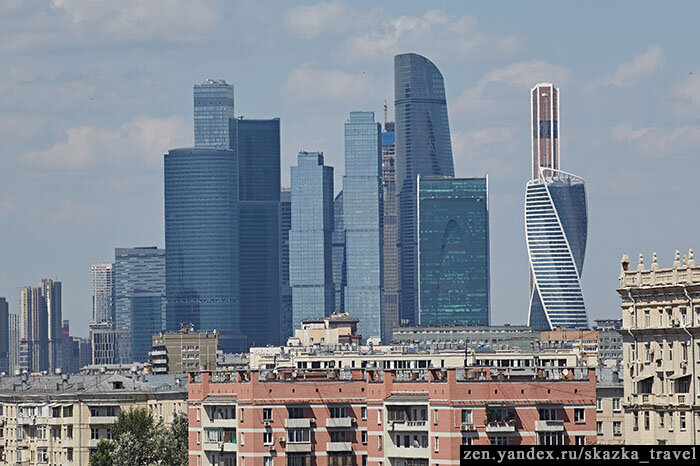 Москва сити - самый крупный деловой центр, там много офисов, но сейчас многие пустуют
