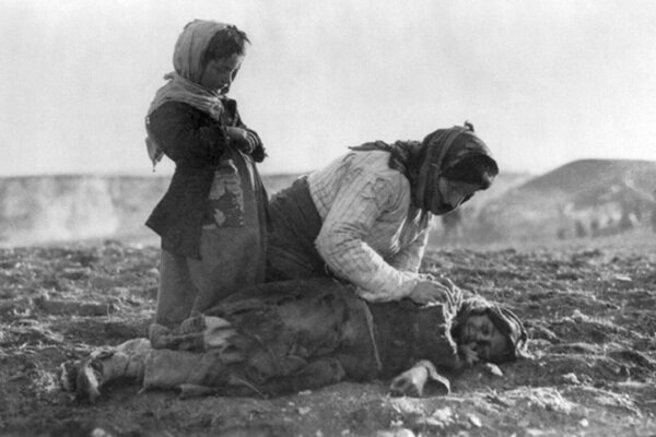 17623Армянская женщина и ее дети во время депортации в сирийскую пустынюФото: Armenian Genocide Museum-institute