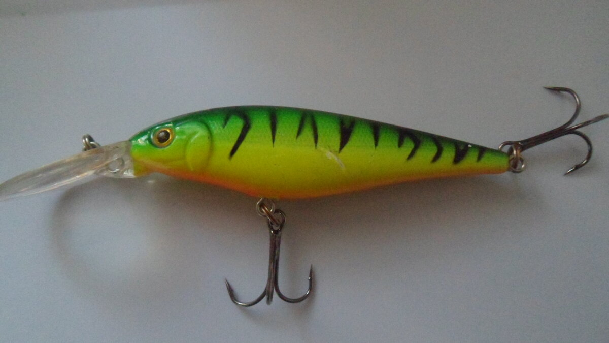 Воблер ценой менее одного доллара я приобрёл на Алиэкспресс.Воблер 10, 5 см заглубление до 4 метров был разловлен на одной из рыбалок троллингом..