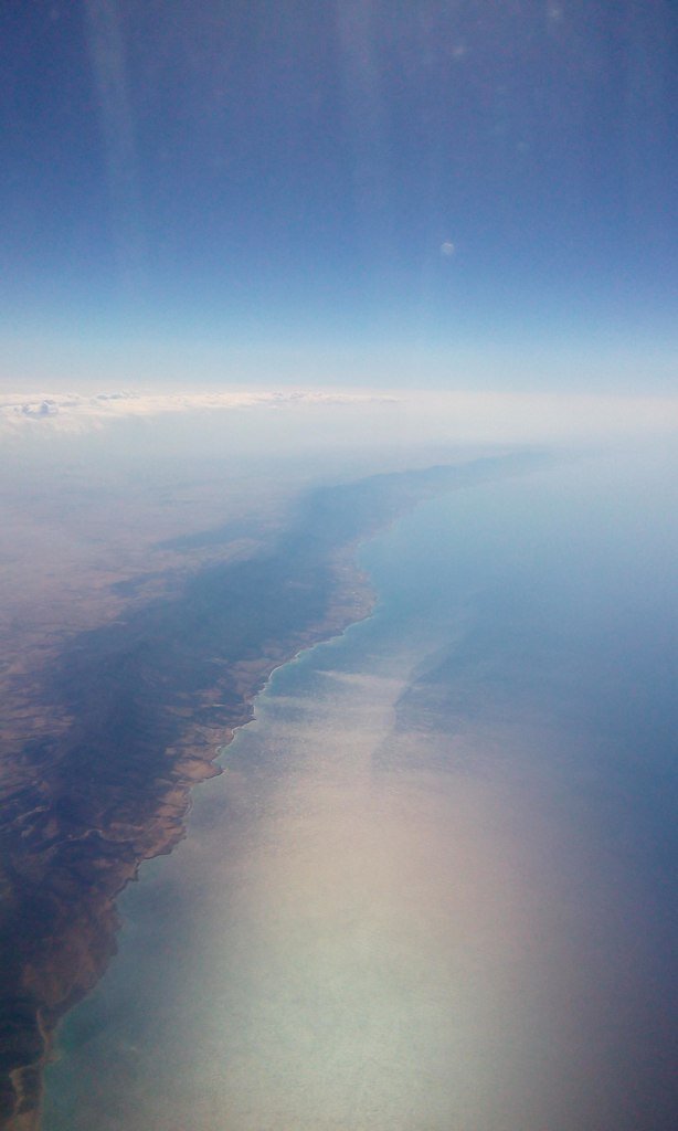 Кипр, береговая линия. Самолет немного потряхивает. 