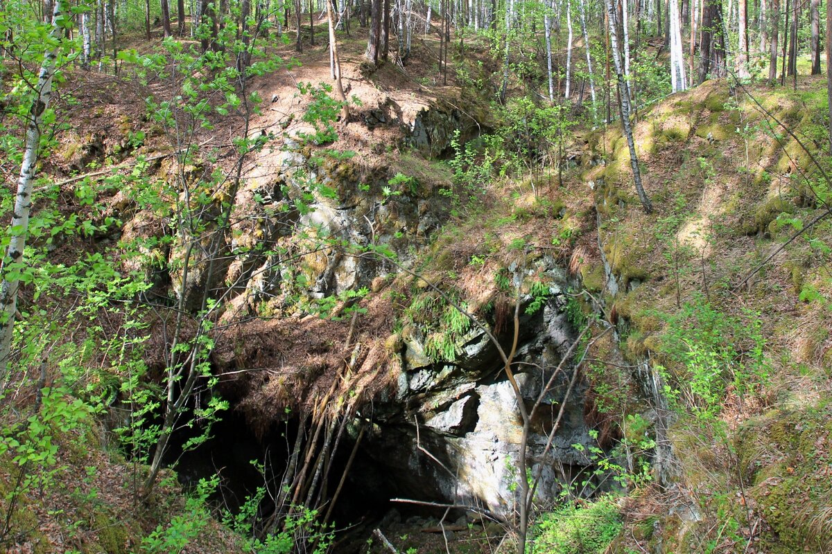 Следы былой бурной человеческой деятельности посреди уральской тайги
