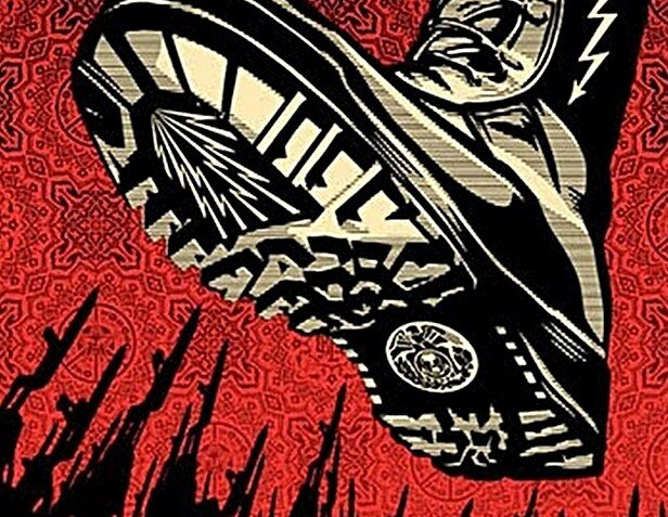   «Для историка и философа победа олигархии навсегда останется неразрешимой загадкой. Чередование исторических эпох обусловлено законами социальной эволюции. Эти эпохи были исторически неизбежны. Это правомерные этапы эволюции. Первобытный коммунизм, рабовладельческое общество, крепостное право и наёмный труд были необходимыми ступенями общественного развития. Но смешно было бы утверждать, что такой же необходимой ступенью явилось господство Железной пяты. В закономерном течении социальной эволюции ей нет места. Её приход к власти не был исторически оправдан и необходим. Он навсегда останется  в истории чудовищной аномалией, историческим курьёзом, случайностью, наваждением, чем то неожиданным и немыслимым. Следом за капитализмом должен был прийти социализм. Ожидали, что на развалинах своекорыстного капитализма вырастет цветок, взлелеянный столетиями -братство людей. А вместо этого, к нашему удивлению и ужасу, капитализм, созревший для распада дал ещё один чудовищный побег — ОЛИГАРХИЮ.» Цитировать весь роман Джека Лондона нет необходимости. Всё идёт ка по писаному. Хотите убедиться — читайте сами.  В «святые девяностые»ЖЕЛЕЗНАЯ ПЯТА  уверенно ступила на нашу землю и  вытоптала тот самый « цветок, взлелеянный столетиями»  и политый кровью миллионами наших дедов и отцов. Выродки, называвшие себя коммунистами, старые маразматики и молодая поросль негодяев и мерзавцев с партийным билетом сумели так испоганить и извратить образ социализма, что страна с радостью легла под эту самую ПЯТУ. Эти же не сказали: « Здрасте вам, мы пришли, чтобы ЖЕЛЕЗНОЙ ПЯТОЙ» вытоптать к хренам вше жизненное пространство, исключительно к собственной выгоде» Они представились свободой и демократией, какими то там европейскими ценностями. рыночной экономикой, инвесторами, ну и само собой, избавителями от коммунистической тирании.  И под всё это бла-бла-бла от все своей широкой, но поганой наглосаксонской души втюхали нашим туземцам -младореформаторам самую тухлую модель  дикого, олигархического капитализма. Где мы и пребываем. Они позволяют нам и приветствуют игры в патриотизм и духовные скрепы, бесконечное словоблудие в глобальных масштабах в нравственных категориях, партийных программах вселенской боли за судьбы человечества. До тех пор, пока не взять их за живое.  Целый академик Глазьев попробовал поговорить с ними на равных, на их языке, про налоги, за живое. Наибулина потребовала заткнуть его. Не стесняясь. Где все эти хазины и делягины и прочие катасоновы, кто вступился?  Они не в теме? Это не про них, это про нас с вами-стадо, не требующее внимания. Нашего присутствия она не замечает и не боится, совсем. Как  и Миллер, шуткует якобы. Я прав? Что у нас за вера в Илью Муромца. Мы под «ЖЕЛЕЗНОЙ ПЯТОЙ», ребята И пока что мы стадо. Увы!1 И « Никто не даст нам избавленья, « Ни Бог ни Царь и не герой»  Сами. Сами в это вляпались, самим и выбираться. Что делать? Становиться людьми.    