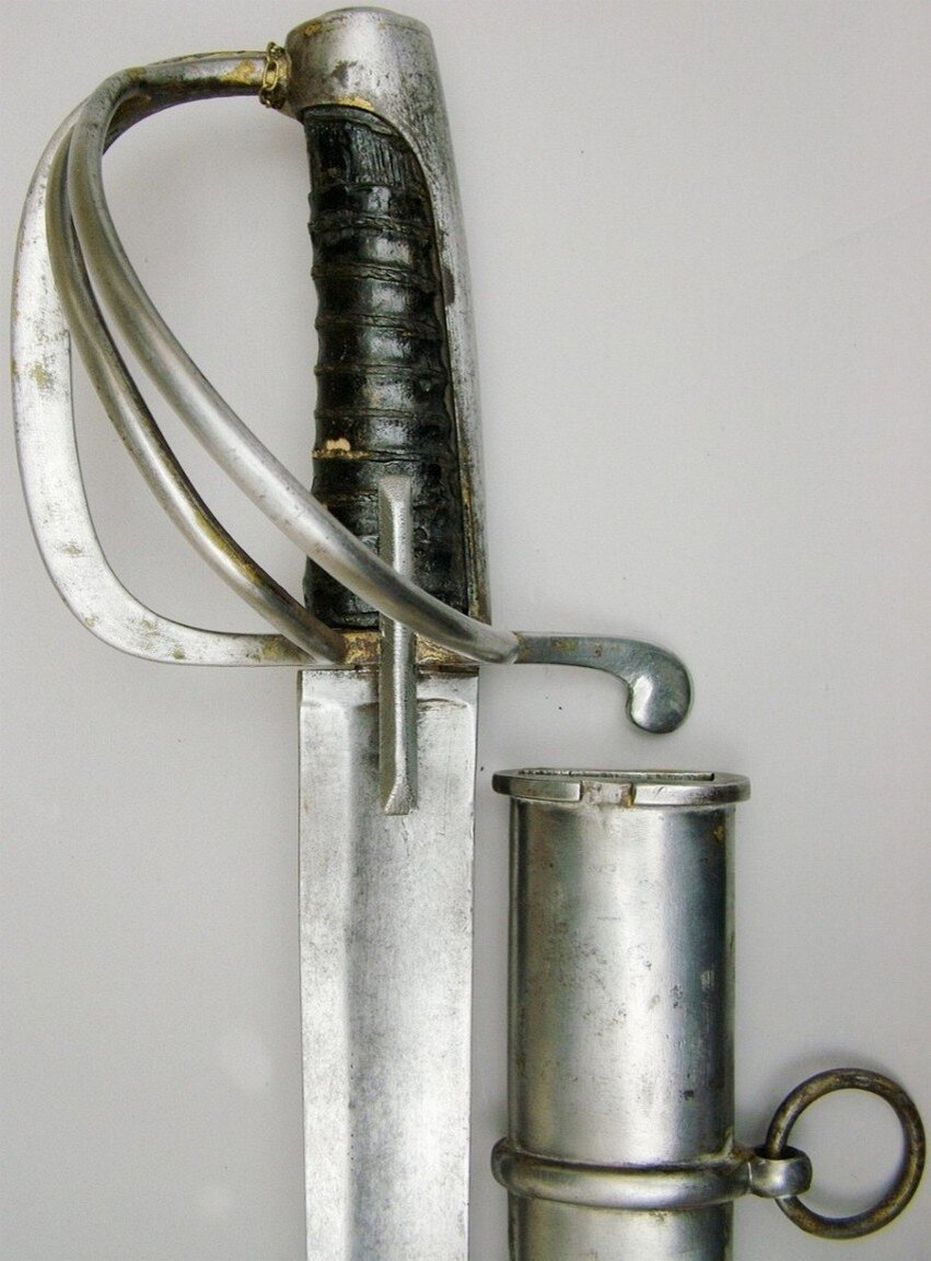 Эфес, первая треть клинка и верхняя часть ножен шведской кавалерийской сабли обр. 1825 года.