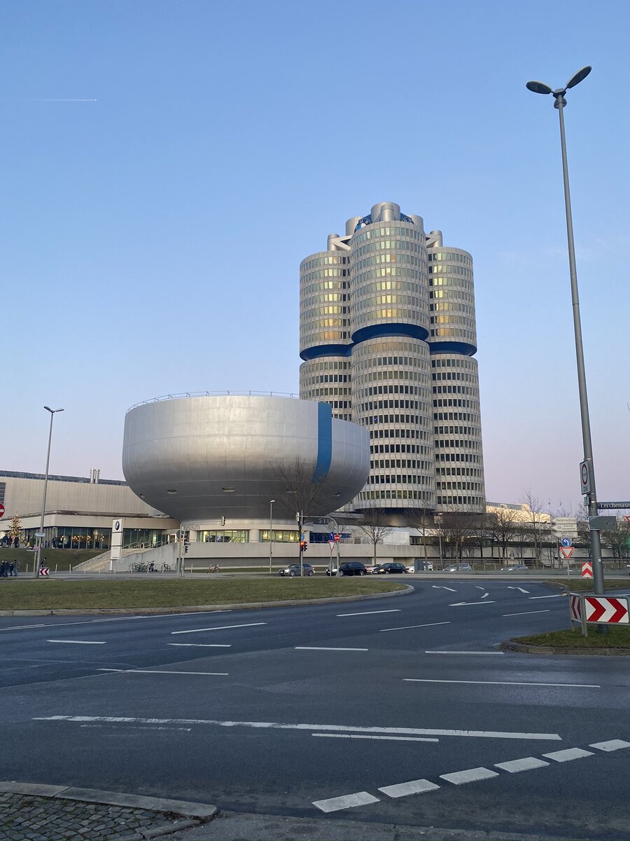 Кстати, если на рюмку смотреть сверху, то там тоже знак BMW