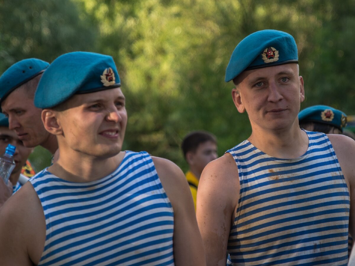 Парень 2 августа. Вдвшники. десантник. 2 августа день вдв. вдвшник в тельняшке.