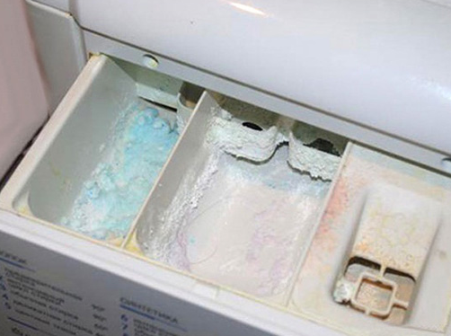 Камень в лотке не имеет какого-либо определенного состава. Это просто "сплавленная" смесь всех компонентов порошка, которая имеет свойство прилипать по большей части из-за повышения температуры.