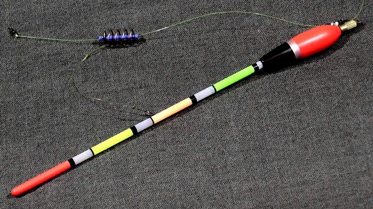 Мой первый способ это  к поплавку привезать  кормушку чтобы когда вы забрасываете удочку у вас кормушка падает на дно и лежит.