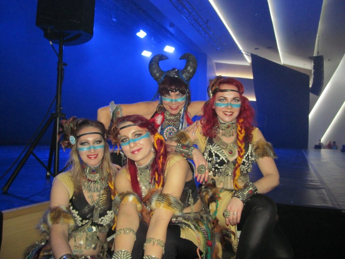 Компашка "первобытных девушек" (Аня, Полина, Наташа, Леся) перед выступлением на Hot Winter Siberia-2017. 