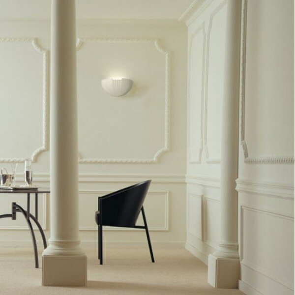 Светлый интерьер с молдингами с рисунками и с уголками выкрашены в цвет стены, сливочный оттенок. (Orac Decor)