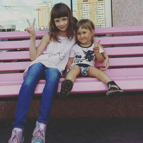 Это мои девочки в прошлое лето. Весёлые, беспечные.