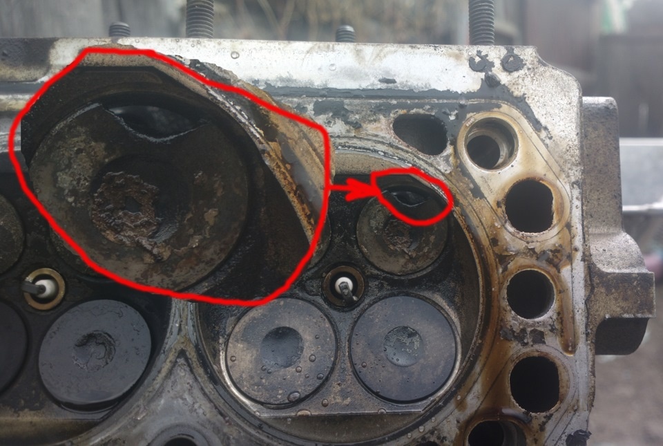 Прогоревший клапан.
Источник - Drive2.ru 