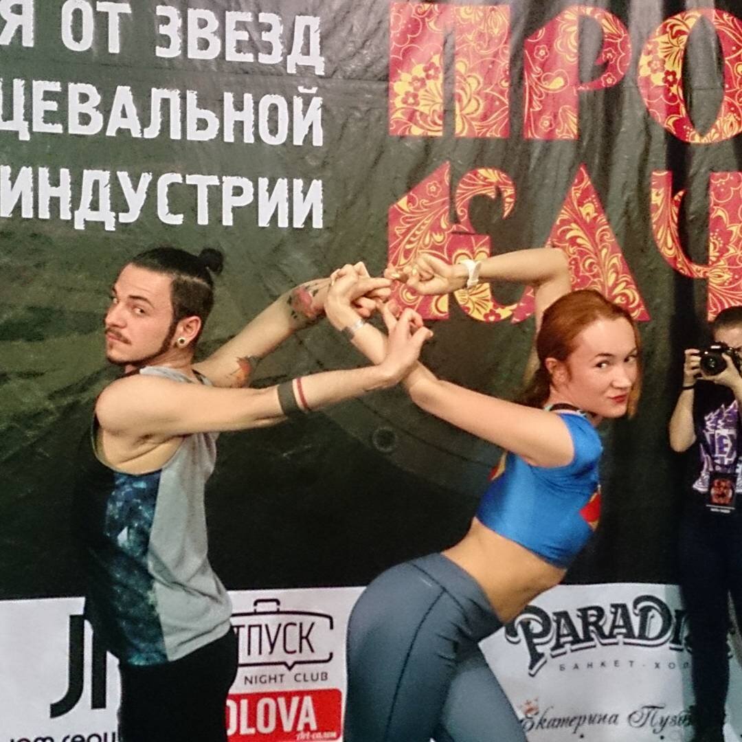 если видите такой выгибон, скорее всего танцуют вог :)