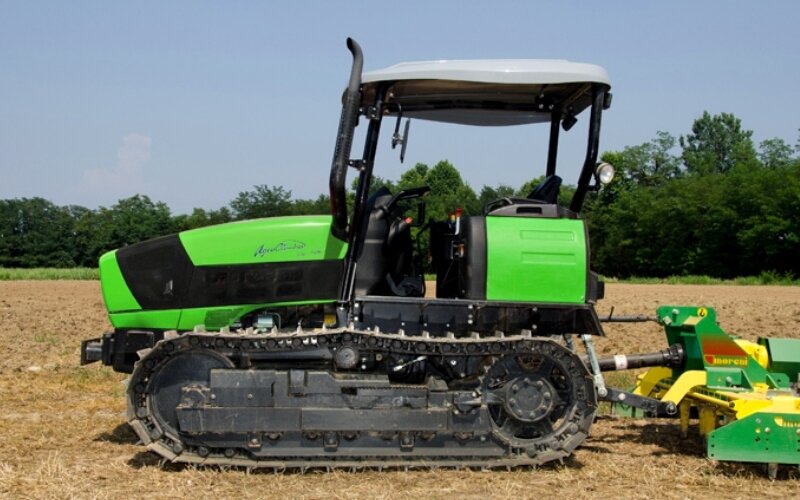 Гусеничный трактор АгроКлимбер с навесным оборудованием