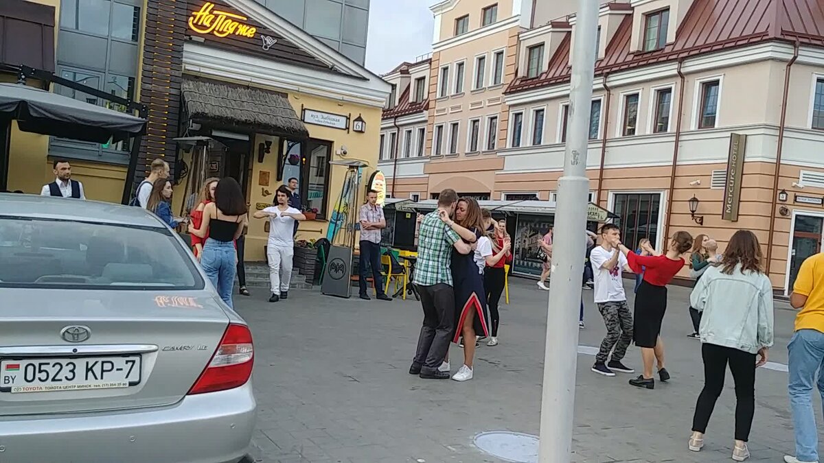 Зыбицкая улица. Тусовочное место. Есть здесь и "оппозиционные" бары в округе как выяснилось.