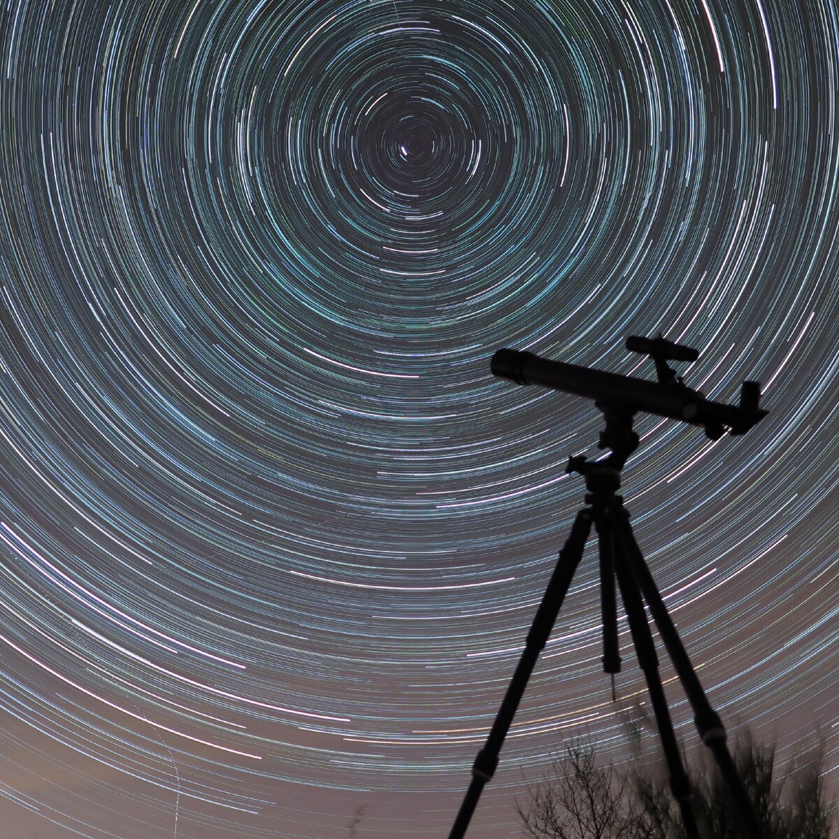 Треки звезд при съемке с длительной экспозицией. В центре находится Полярная звезда.