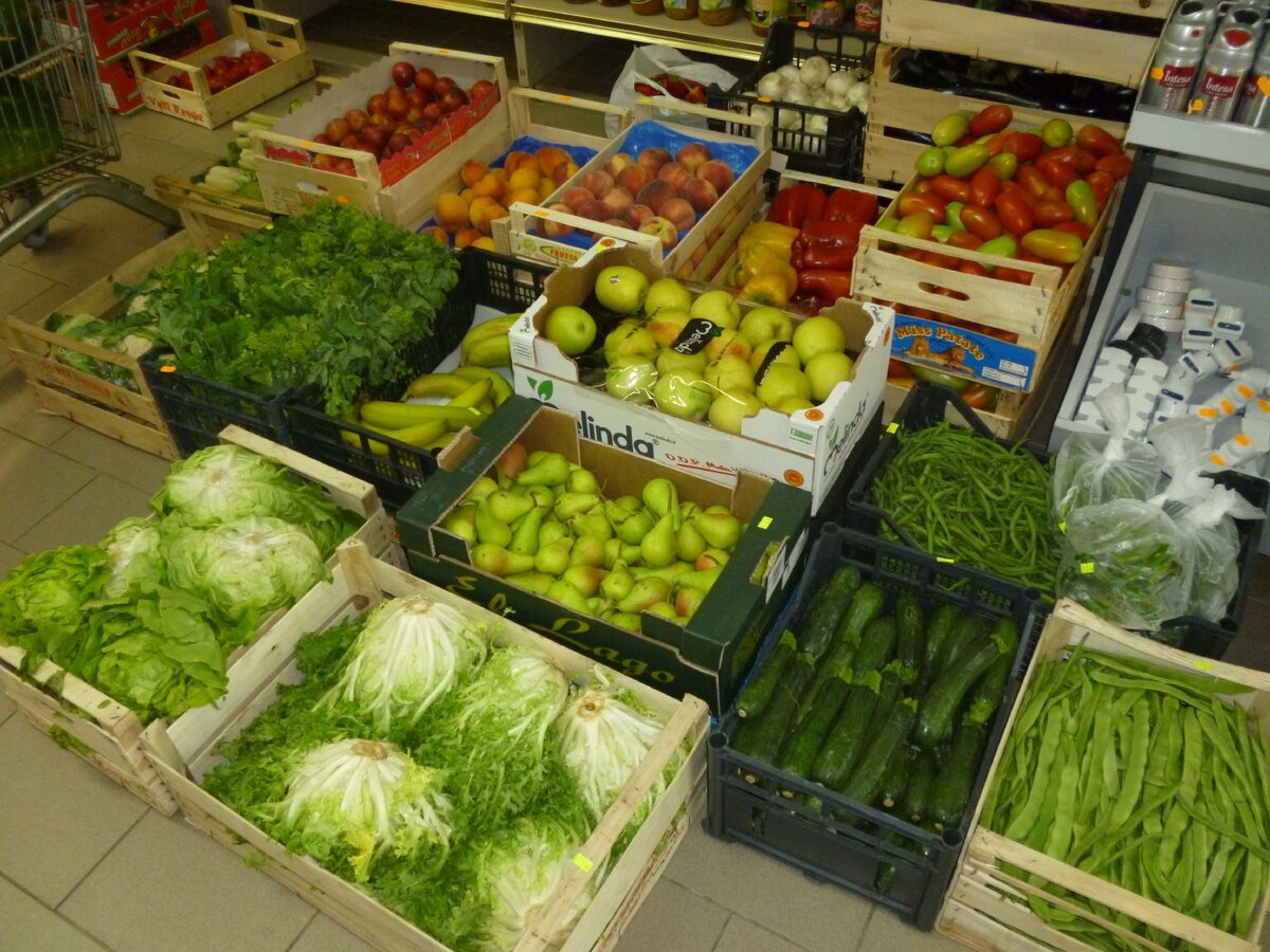 Прилавок с овощами в Италии.