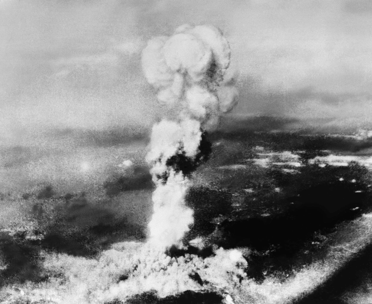Сколько людей погибло хиросима нагасаки ядерный взрыв. Хиросима Нагасаки ядерный взрыв. Бомбардировка Хиросимы и Нагасаки 1945. Взрыв Хиросима и Нагасаки. Взрыв атомной бомбы в Хиросиме и Нагасаки.