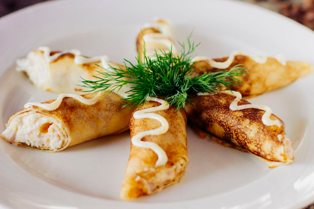 Куриные блины. Блины с курицей. Блинчики с курицей и сыром. Блинчики с куриным филе и сыром. Блинчики с курочкой и сыром