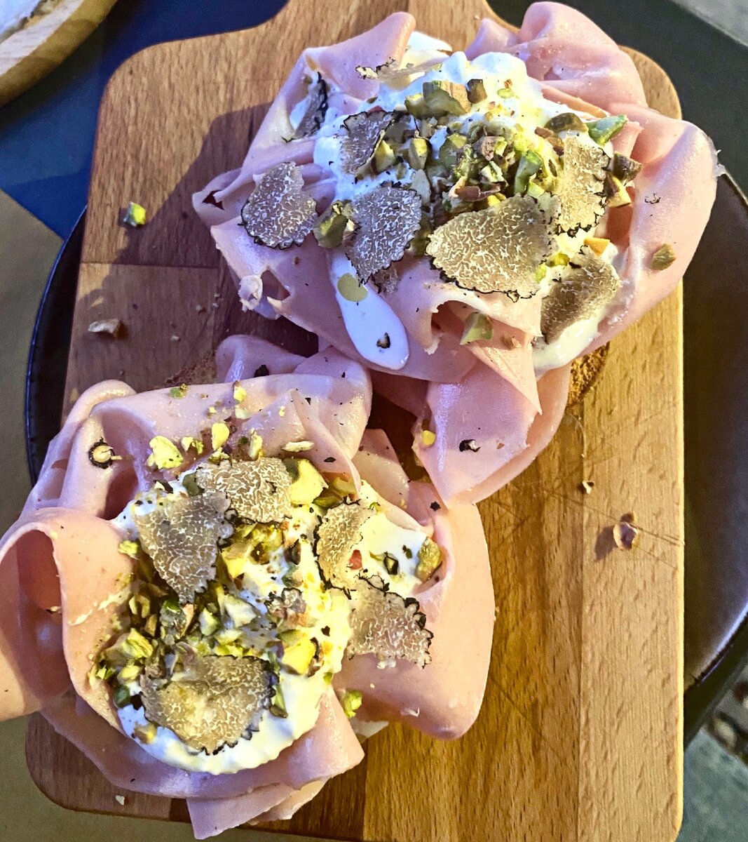 Брускетта с мортаделлой , фисташками, страчателлой и трюфель 