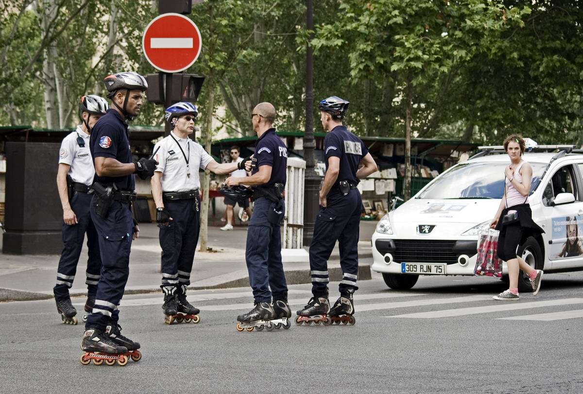 форд фокус 2 с мигалкой. задержание нарушителя полиция. ездит ли полиция на. парижская полиция на роликах. гаишник остановил.