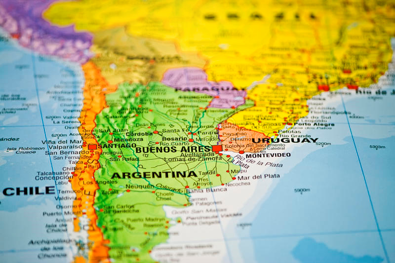 Сегодня мы перенесёмся в Латинскую Америку, где существует две типовых расцветки государственных флагов: синий-белый-синий и голубой-белый-голубой. 