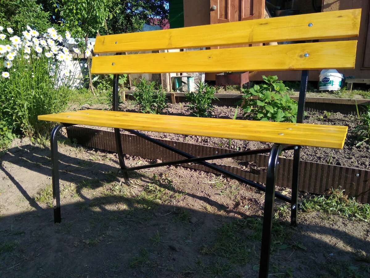 скамейка из светофора садовая