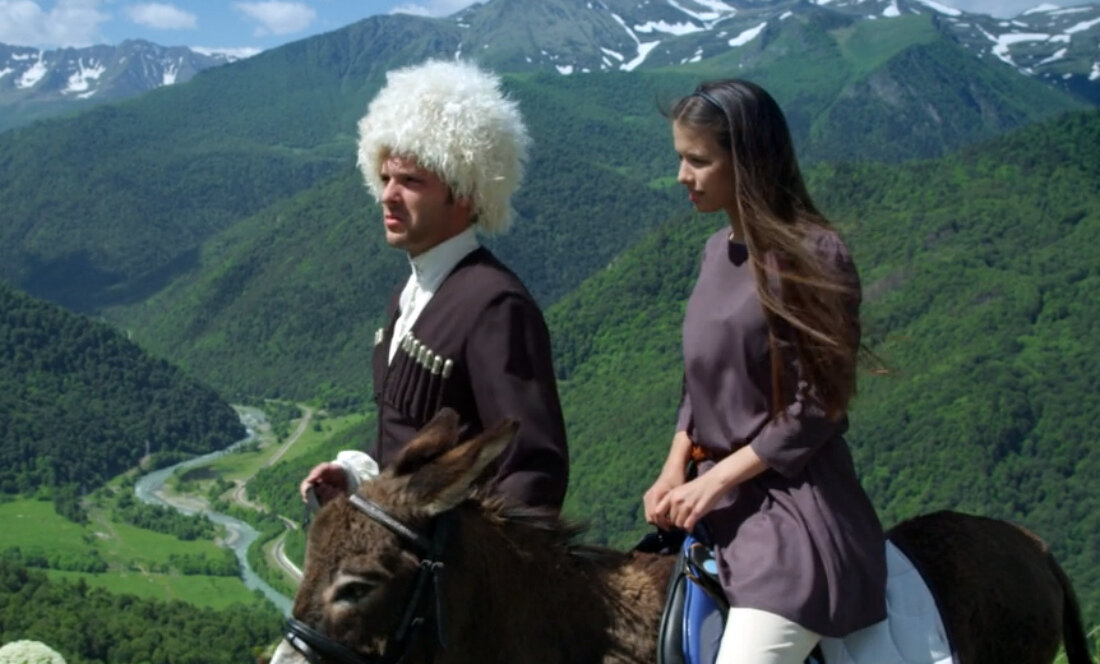 Константин Крюков в роли Бориса и Любовь Аксенова в роли Нины. Кадр из кинофильма "Убежать, догнать, влюбиться", 2015 г., режиссер Михаил Шевчук, сценарист Илья Тилькин, композитор Дато Евгенидзе. Скриншот кадра для иллюстрации