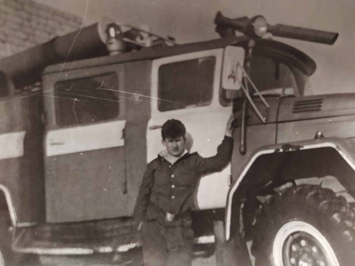 Пожарный Козырев у своего служебного автомобиля