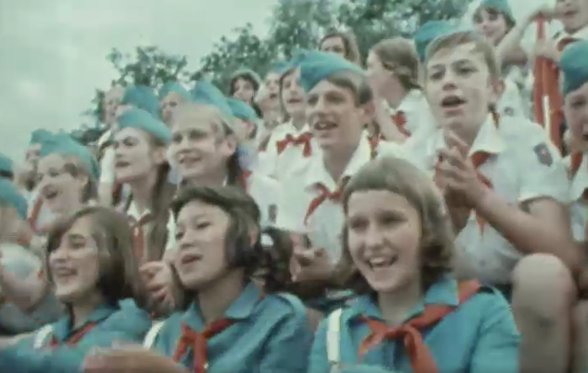 Кадр из документального фильма "Всего одна смена" (1977)