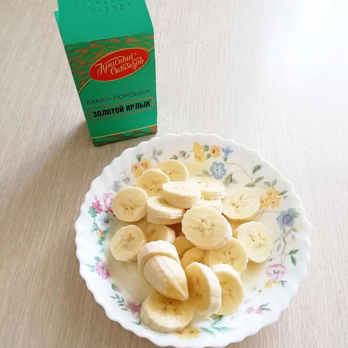 Банан порезать кружочками.