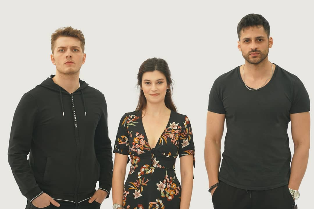 В ролях: Бурак Тозкопоран, Элиф Доган ("Очередь за нами", "Чукур", у них с Озаном Долунаем получился отличный тандем, но сериал быстро закрыли), Экин Мерт Даймаз ("Запах клубники").