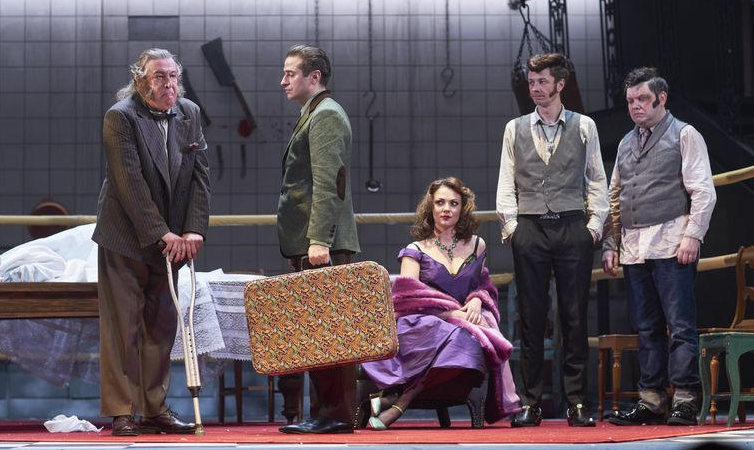 Эссе // На илл.: Фото Сергея Петрова. Спектакль «Не становись чужим»